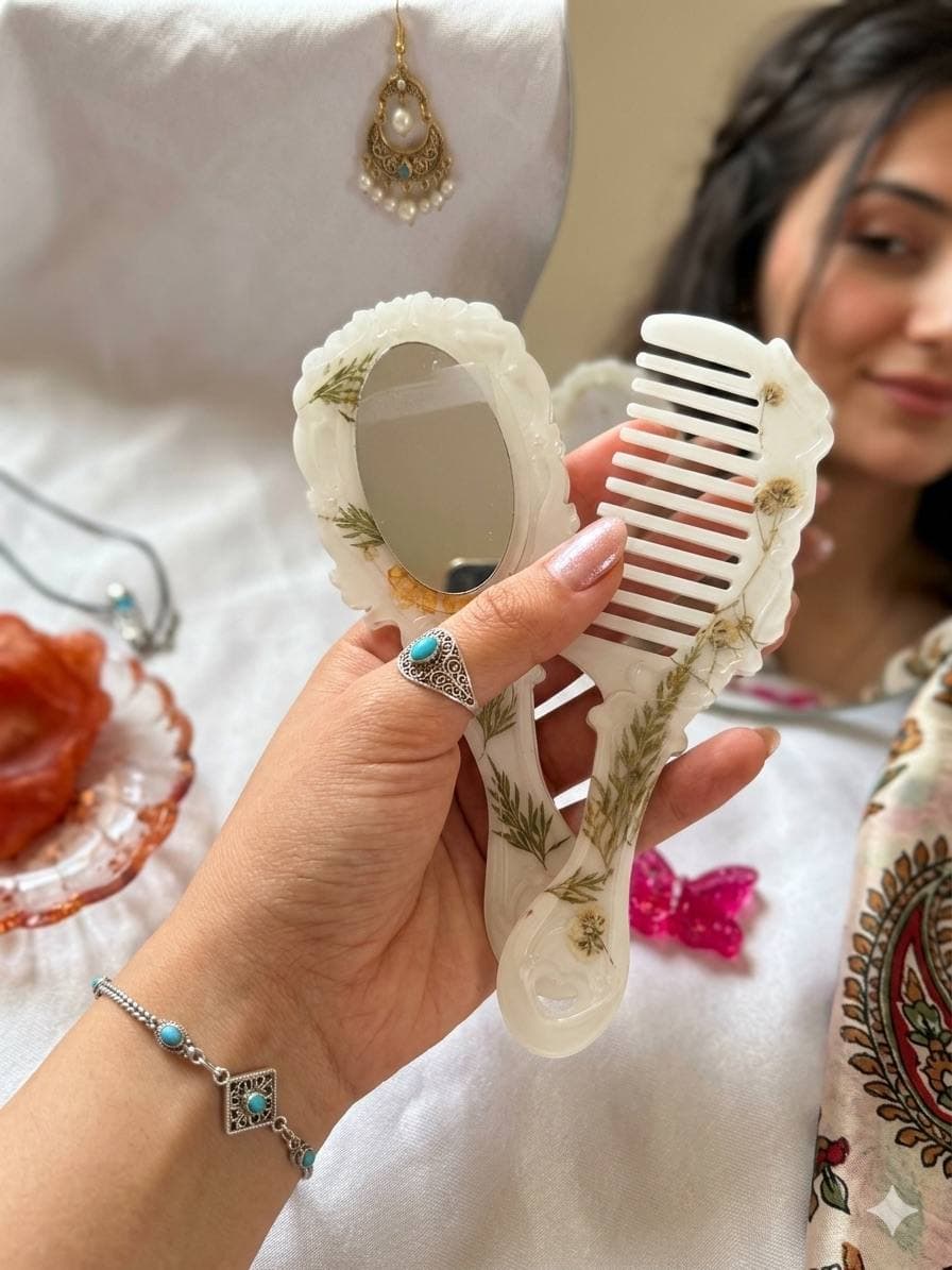 «Wildflowers» mirror and comb set